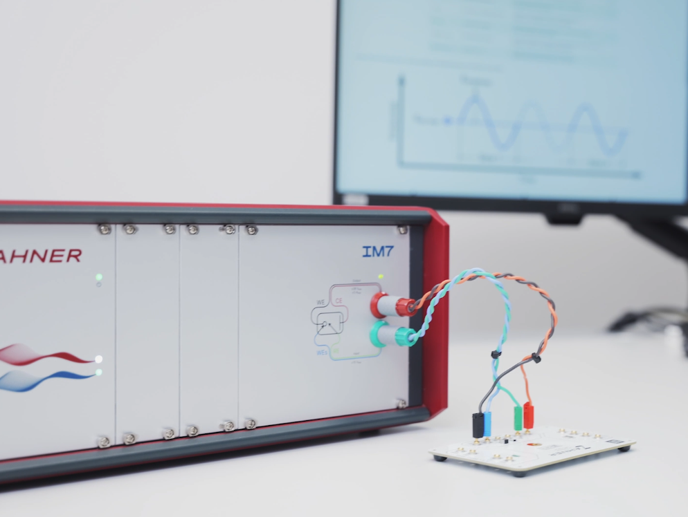 Detailansicht des Zahner IM7 Messsystems mit angeschlossener Messzelle und Trenz Electronic TE0803 FPGA-Modul.