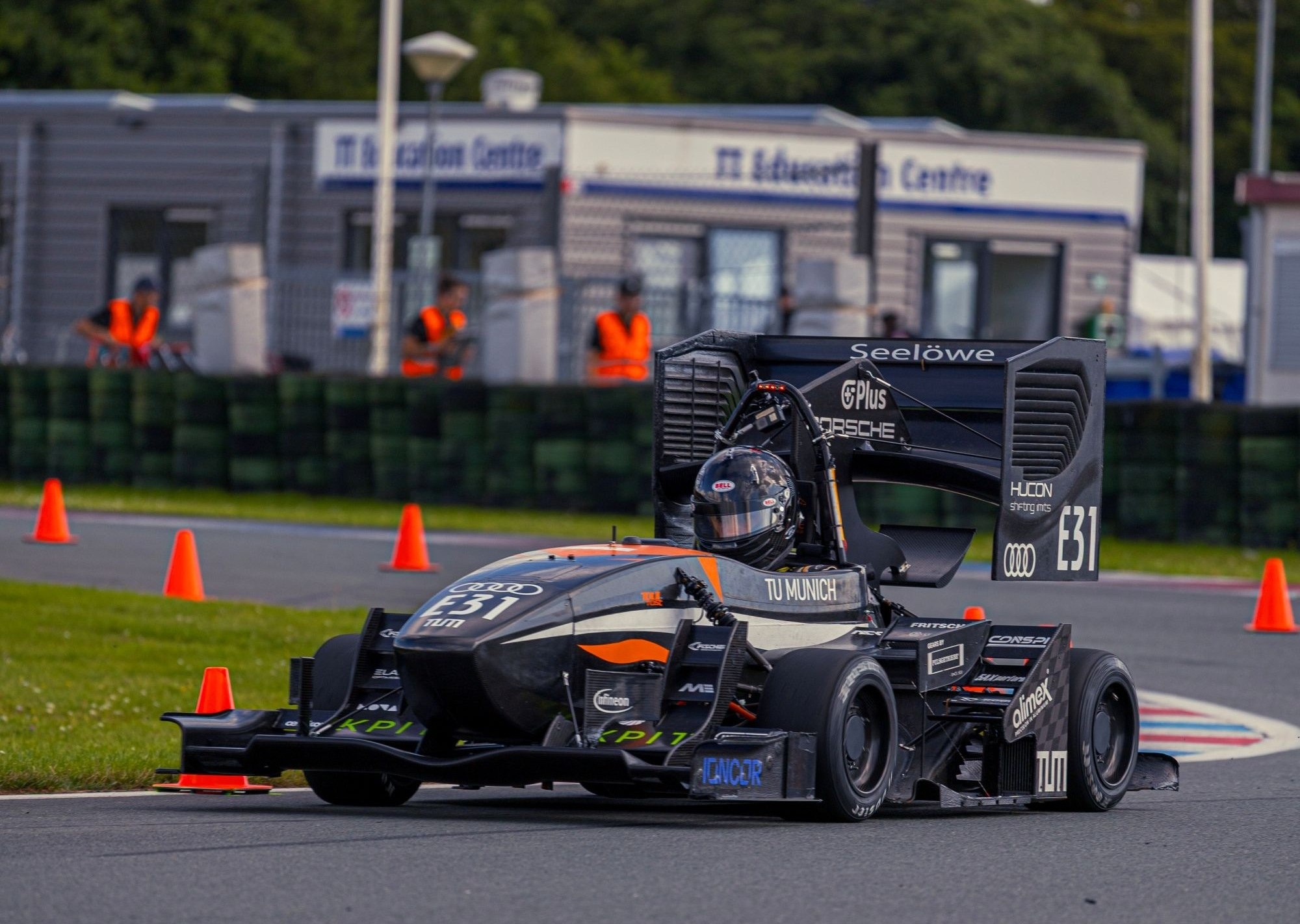 TUfast Formula Student Rennwagen der TU München auf einer Rennstrecke