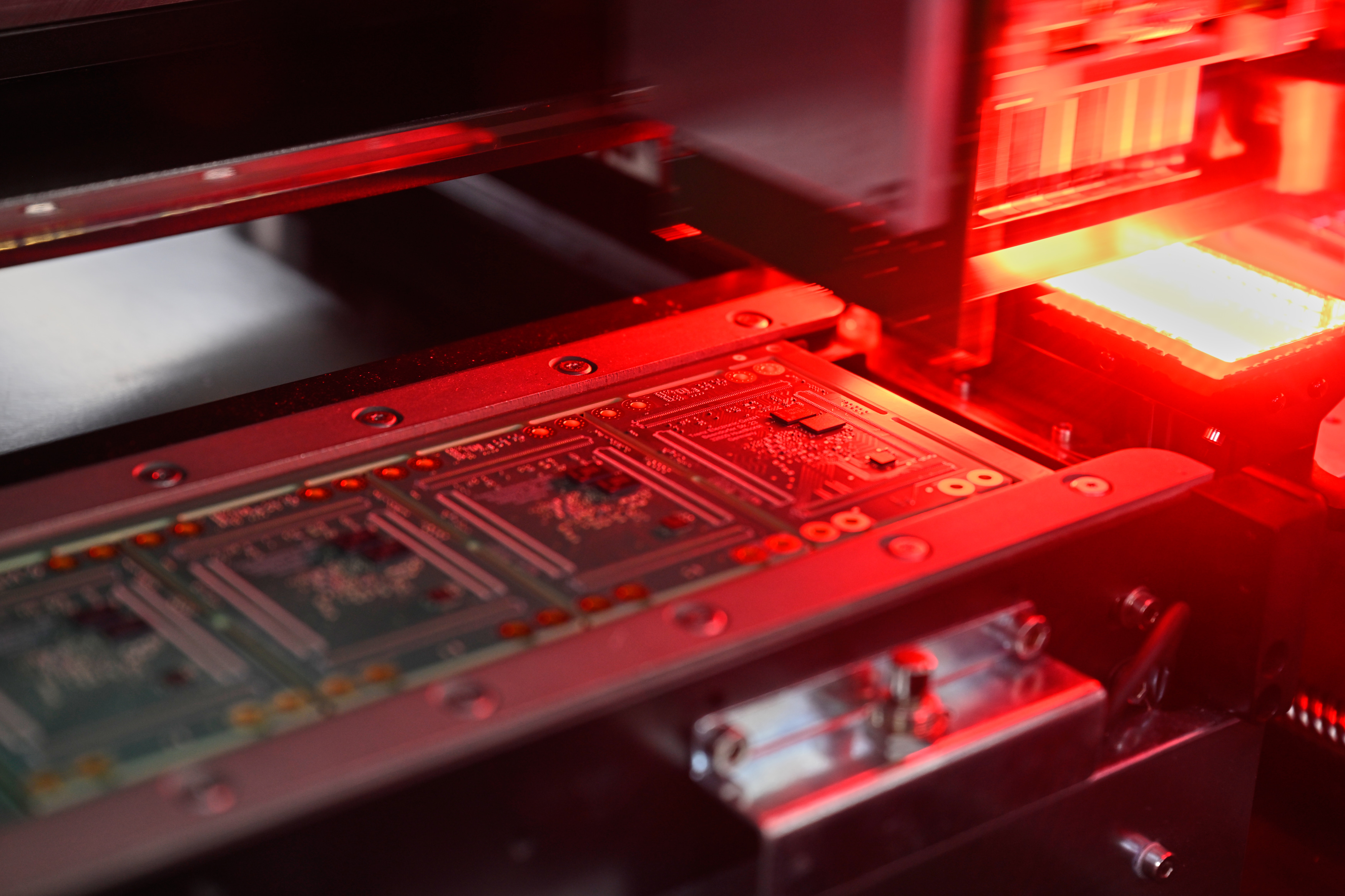 Elektronische Leiterplatten in einer automatisierten Fertigungsanlage bei Trenz Electronic.