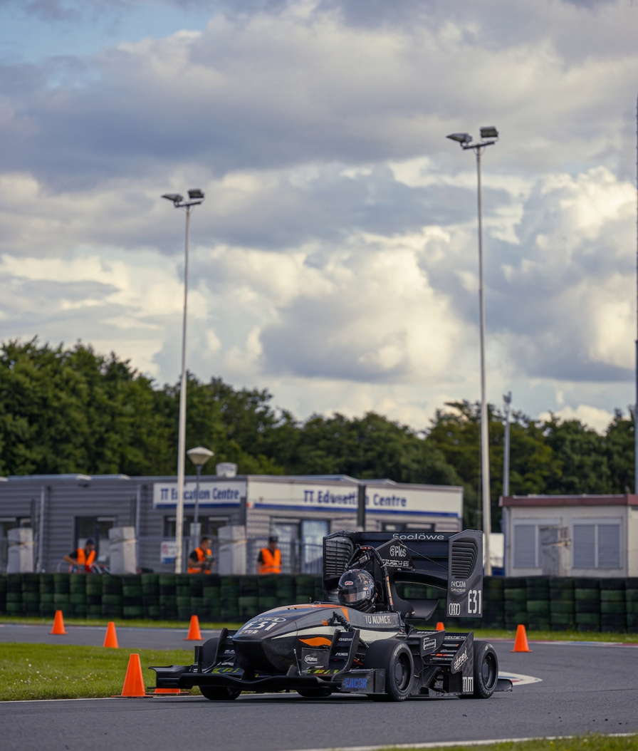 TUfast Formula Student Rennwagen der TU München auf einer Rennstrecke