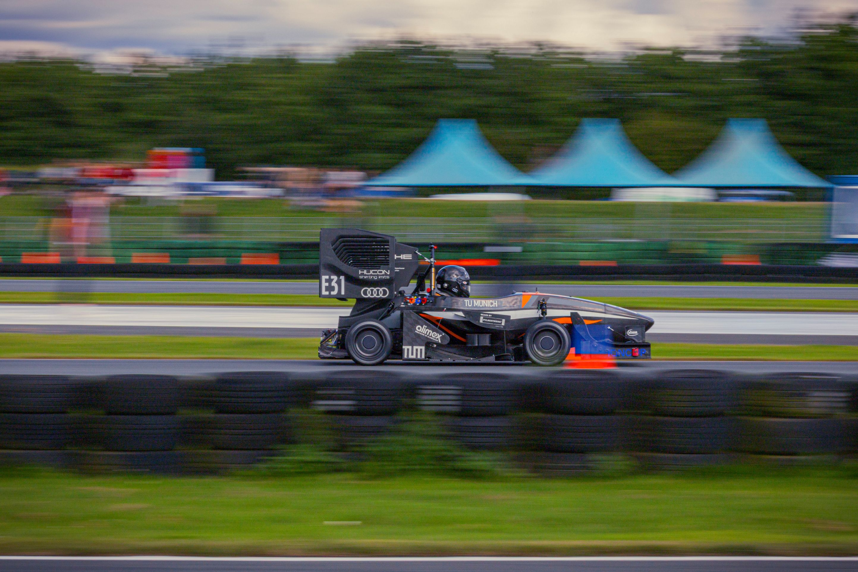 TUfast Formula Student Rennwagen der TU München auf der Rennstrecke
