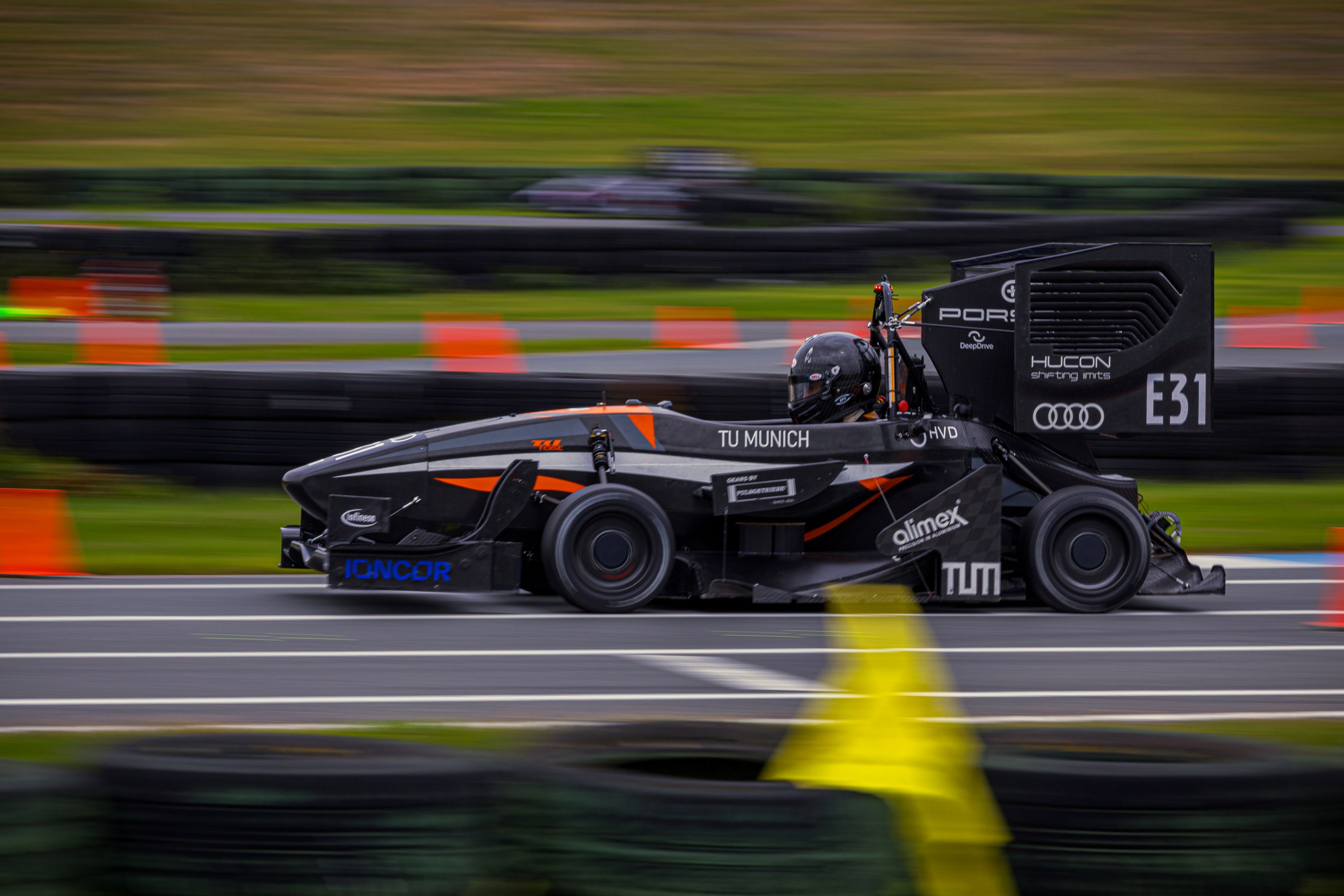 Elektrischer Formula-Student-Rennwagen von TUfast auf der Rennstrecke