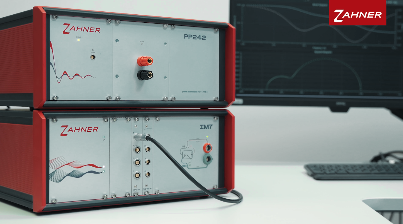 Zahner PP242 und IM7 Messsysteme mit angeschlossener Verkabelung für elektrochemische Messungen.